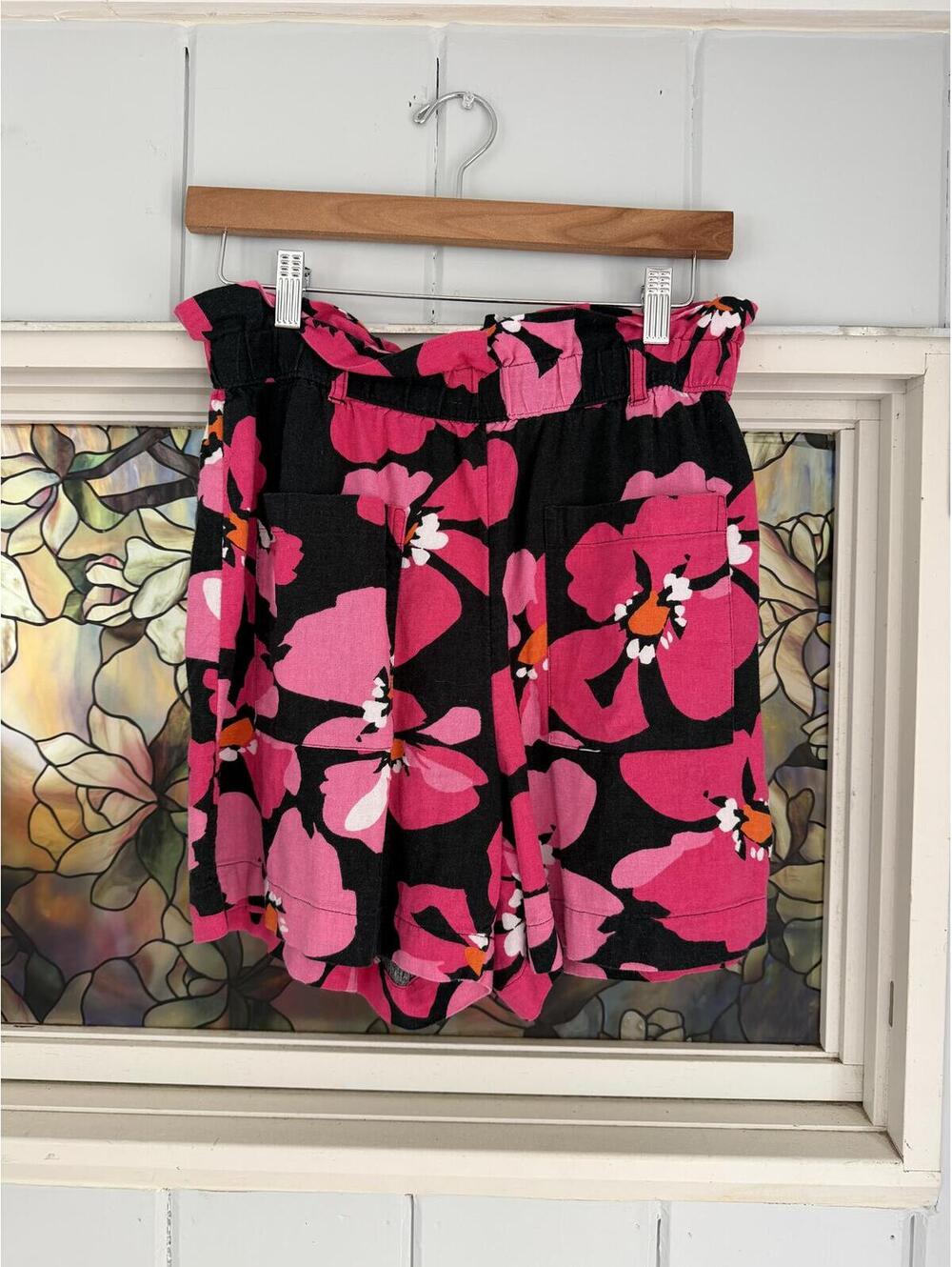 Who what wear Black and Pink Floral Print Shorts size small